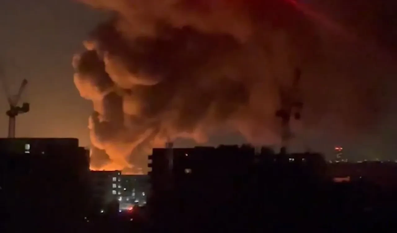 Trafoda çıkan yangın tüm dünyayı etkiledi! Havalimanı kapatıldı, uçuşlar ertelendi