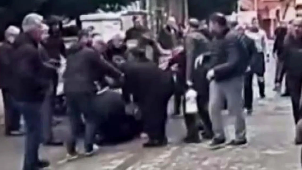 Cami önünde ara gaz kavgası! Motokurye ile cemaat birbirine girdi