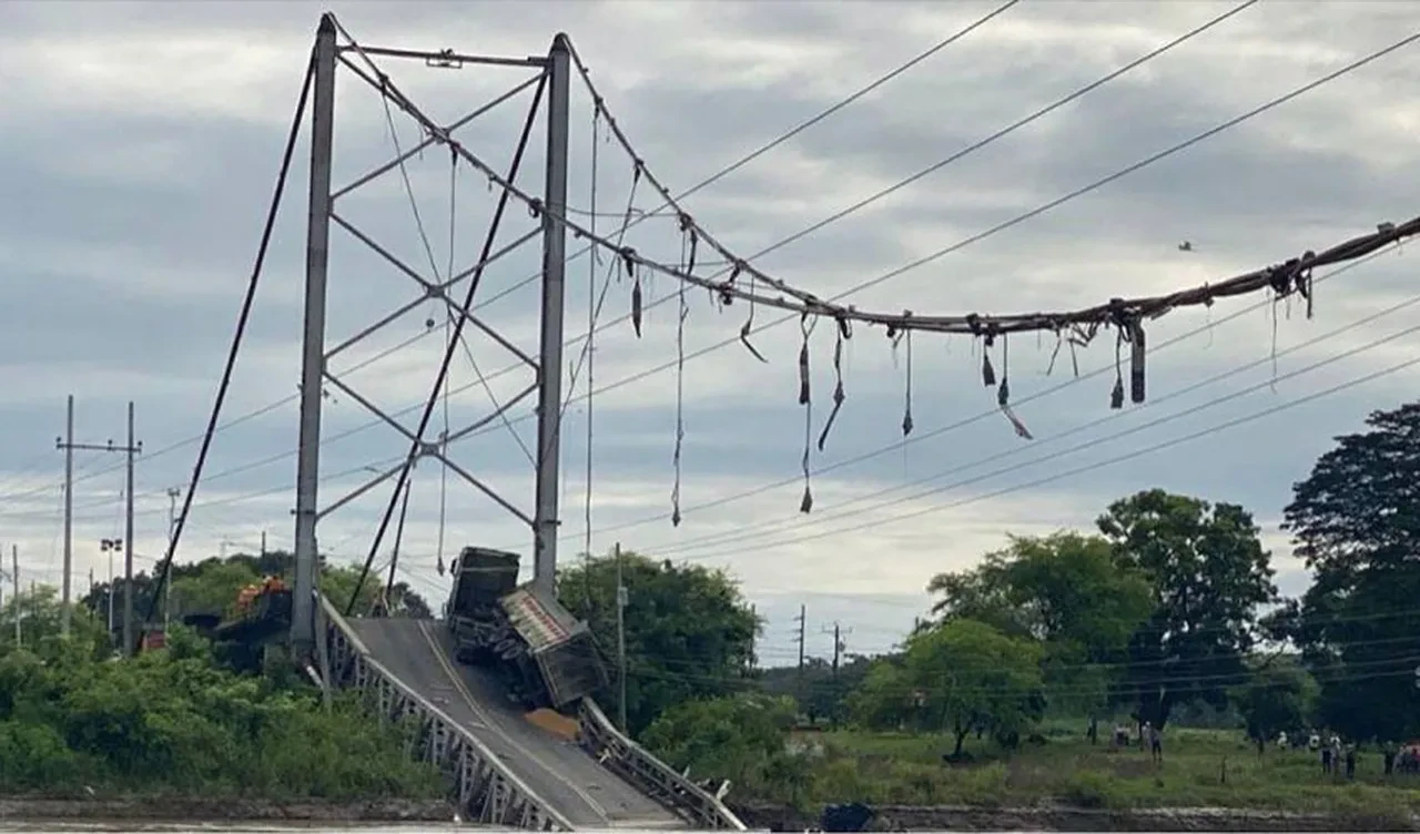 Ekvador'da köprü çöktü! Ölüler var
