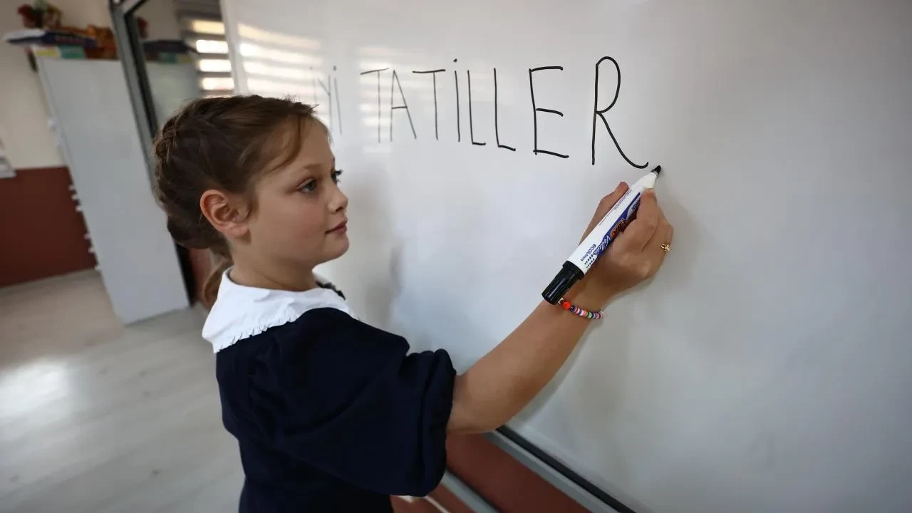 Okullarda ikinci ara tatil ile Ramazan Bayramı birleşti: Öğrencilerin kaç gün tatil yapacağı belli oldu!