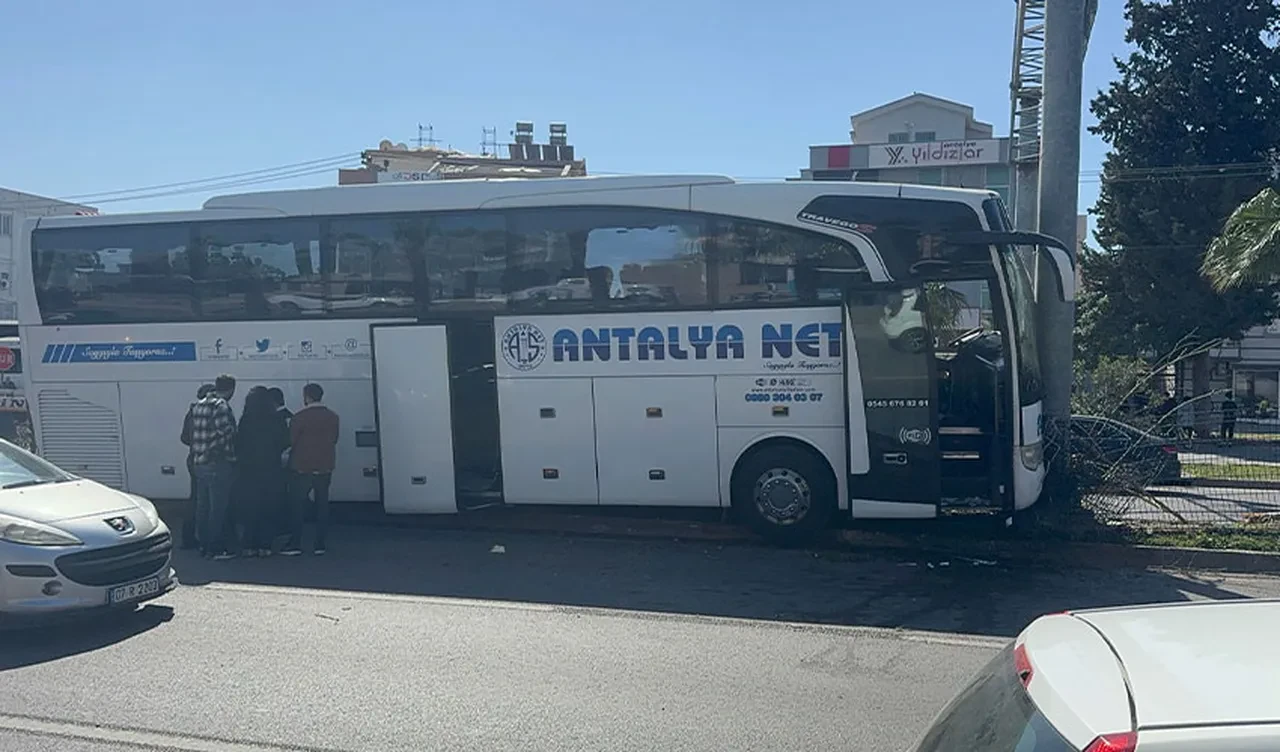 Antalya'da yolcu otobüsü refüjdeki ağaçlara çarptı! 6 yaralı