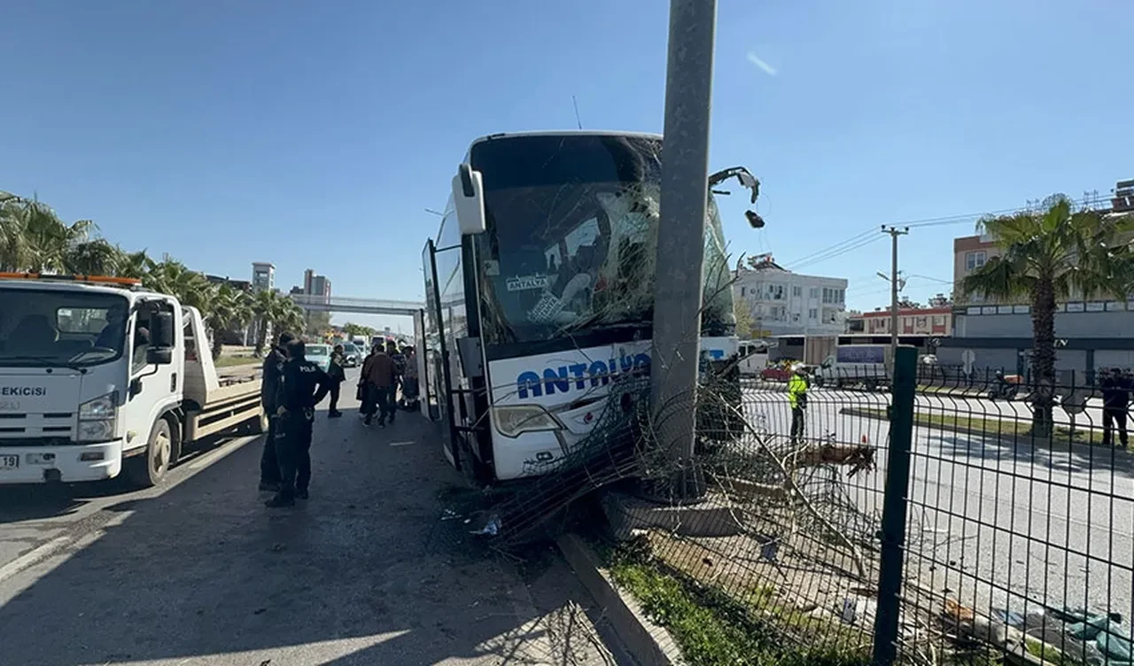 Antalya'da yolcu otobüsü refüjdeki ağaçlara çarptı! 6 yaralı