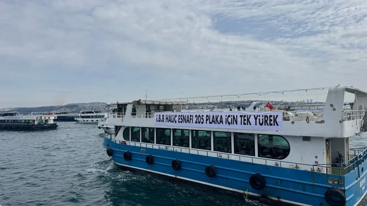 İBB'ye 'Kararından geri dön' çağrısı! Tekneleriyle protesto ettiler