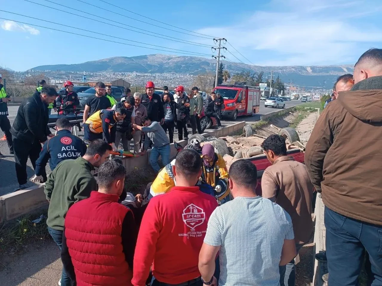 İki otomobil kafa kafaya çarpıştı: Çok sayıda yaralı var