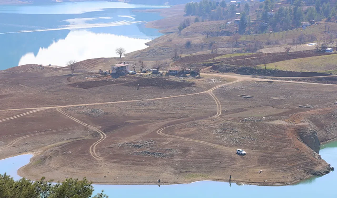 Kahramanmaraş'taki bu köy 42 yıldır ortaya çıkıp kayboluyor! Esrarengiz görüntüye sahip