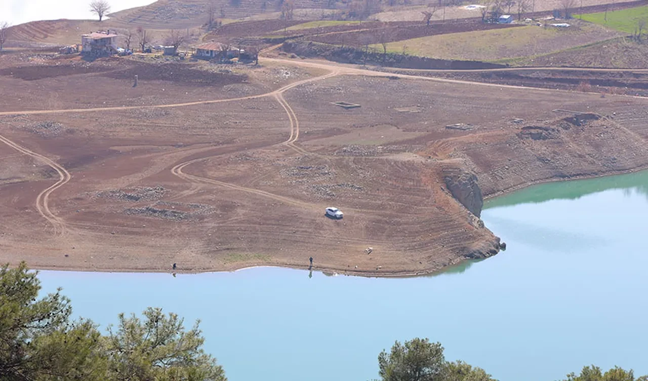 Kahramanmaraş'taki bu köy 42 yıldır ortaya çıkıp kayboluyor! Esrarengiz görüntüye sahip