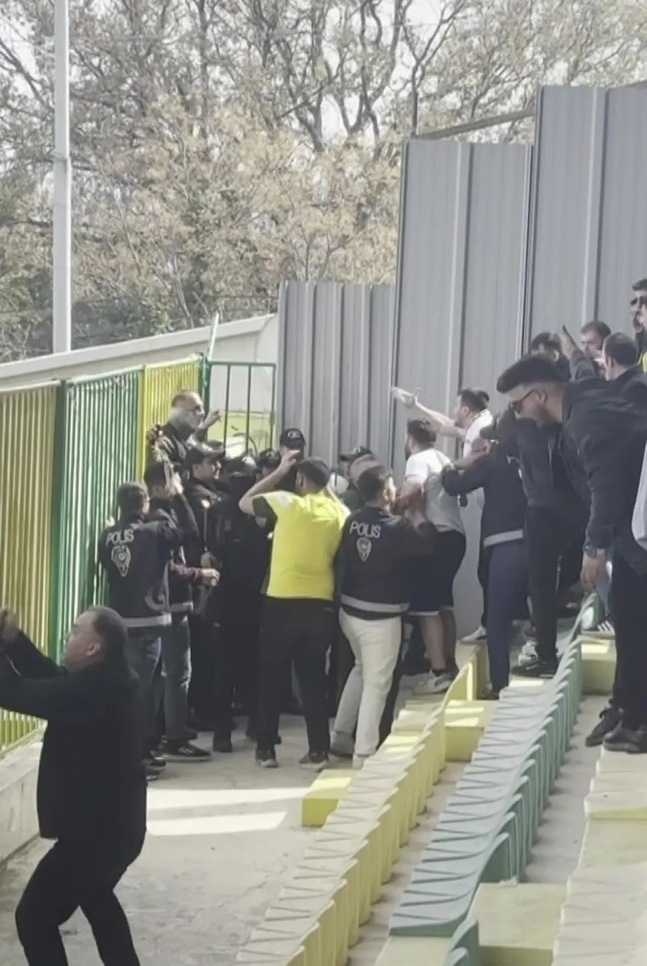 Kaleci, top toplayıcı çocuğa küfür etti! Basın mensupları araya girince kavga çıktı