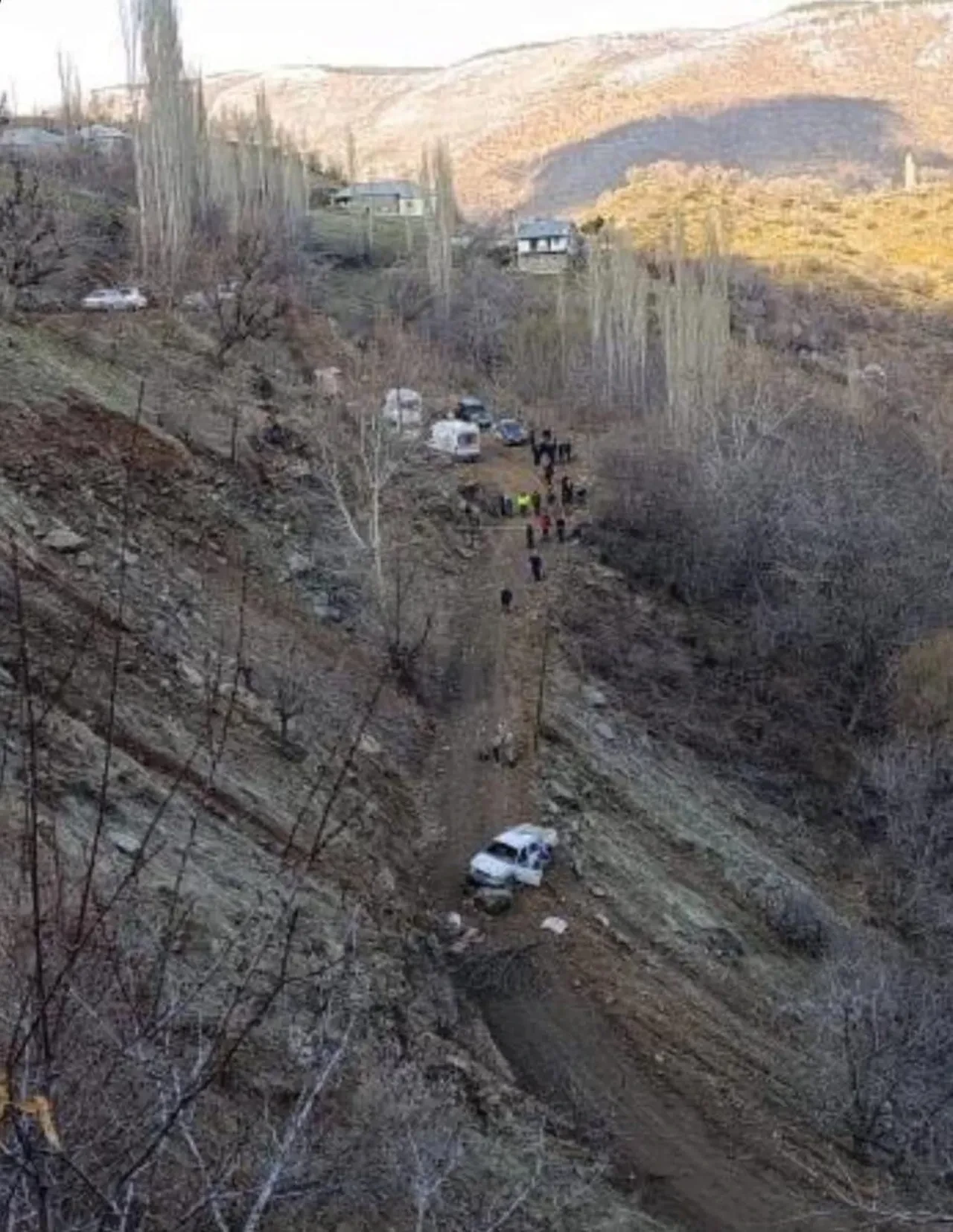 Kamyon uçuruma yuvarlandı: 1 ölü, 1 ağır yaralı