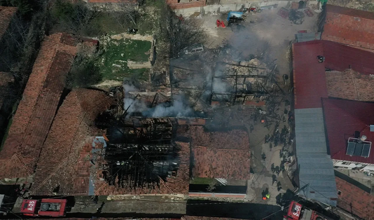 Kastamonu'da yürekler ağza geldi! Çıkan yangında 2 ev, 3 depo ve bir araç kül oldu