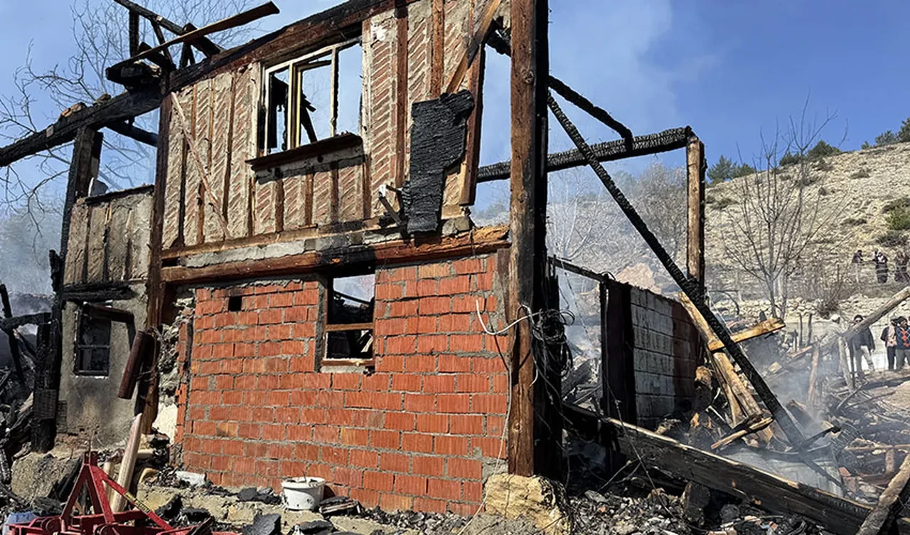 Kastamonu'da yürekler ağza geldi! Çıkan yangında 2 ev, 3 depo ve bir araç kül oldu