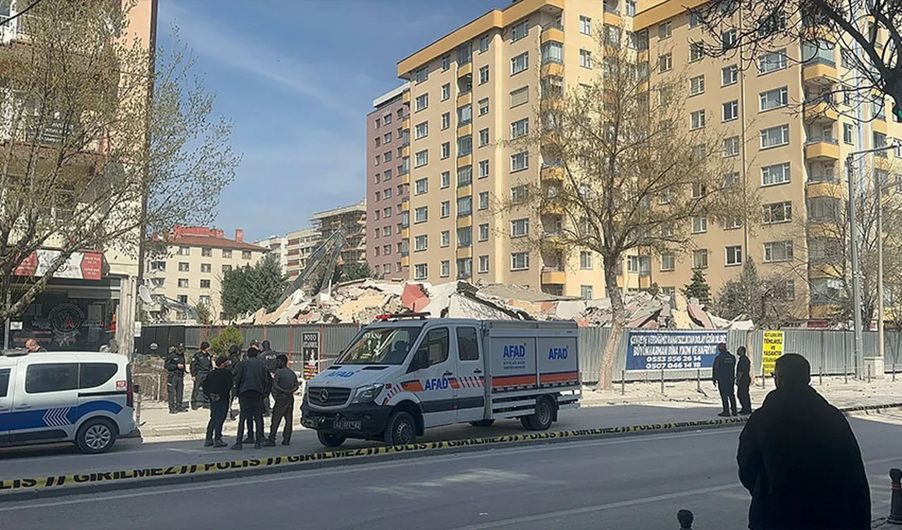 Konya'da büyük panik! 6 katlı bina bir anda yerle bir oldu