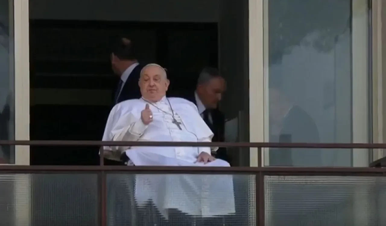 Papa Francis çifte zatürreyi atlattı! Taburcu olmadan sevenlerine böyle teşekkür etti