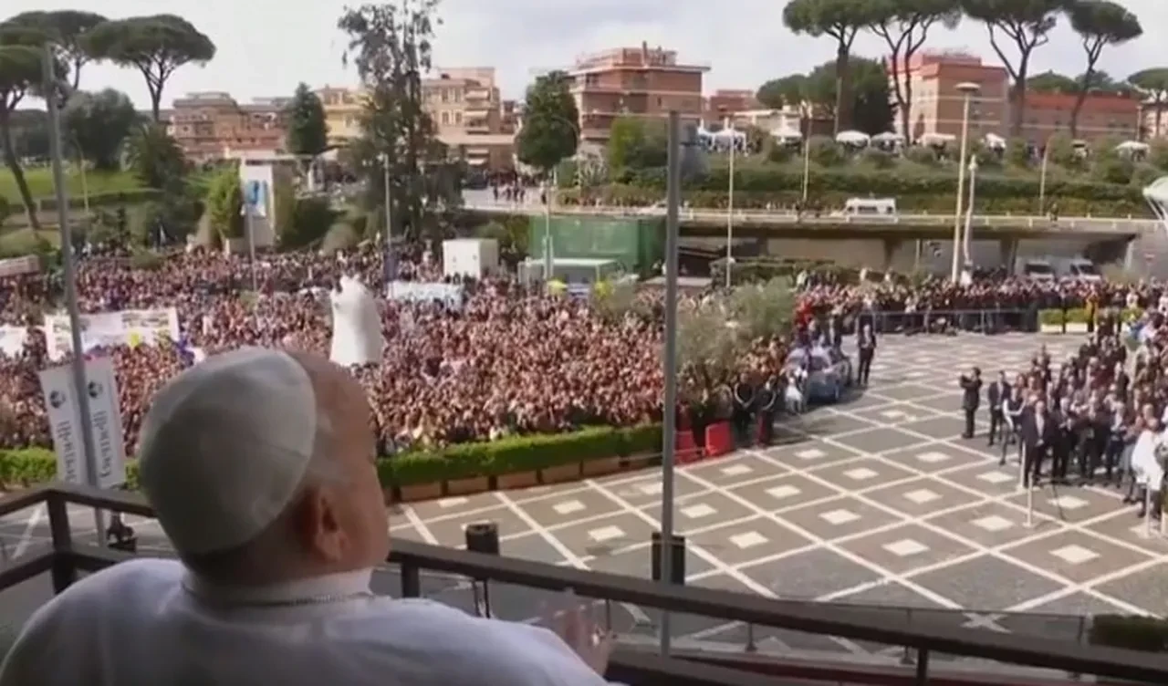 Papa Francis çifte zatürreyi atlattı! Taburcu olmadan sevenlerine böyle teşekkür etti