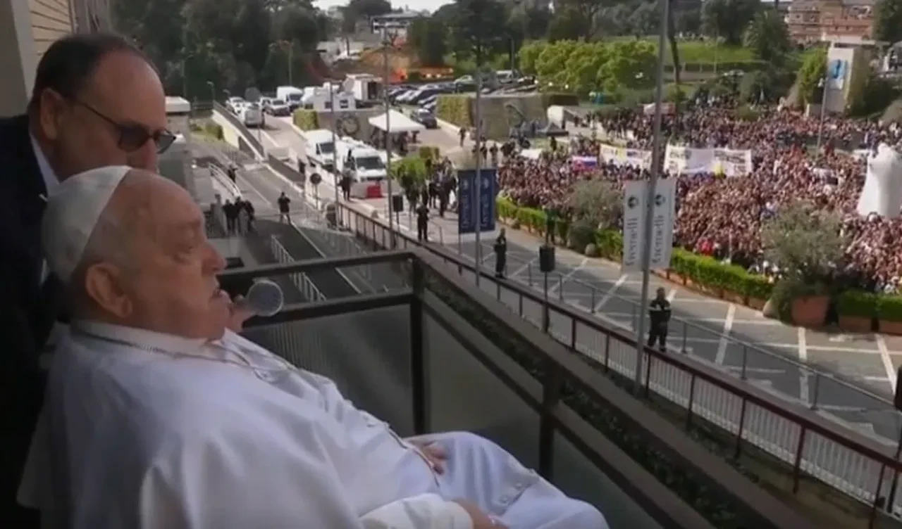 Papa Francis çifte zatürreyi atlattı! Taburcu olmadan sevenlerine böyle teşekkür etti