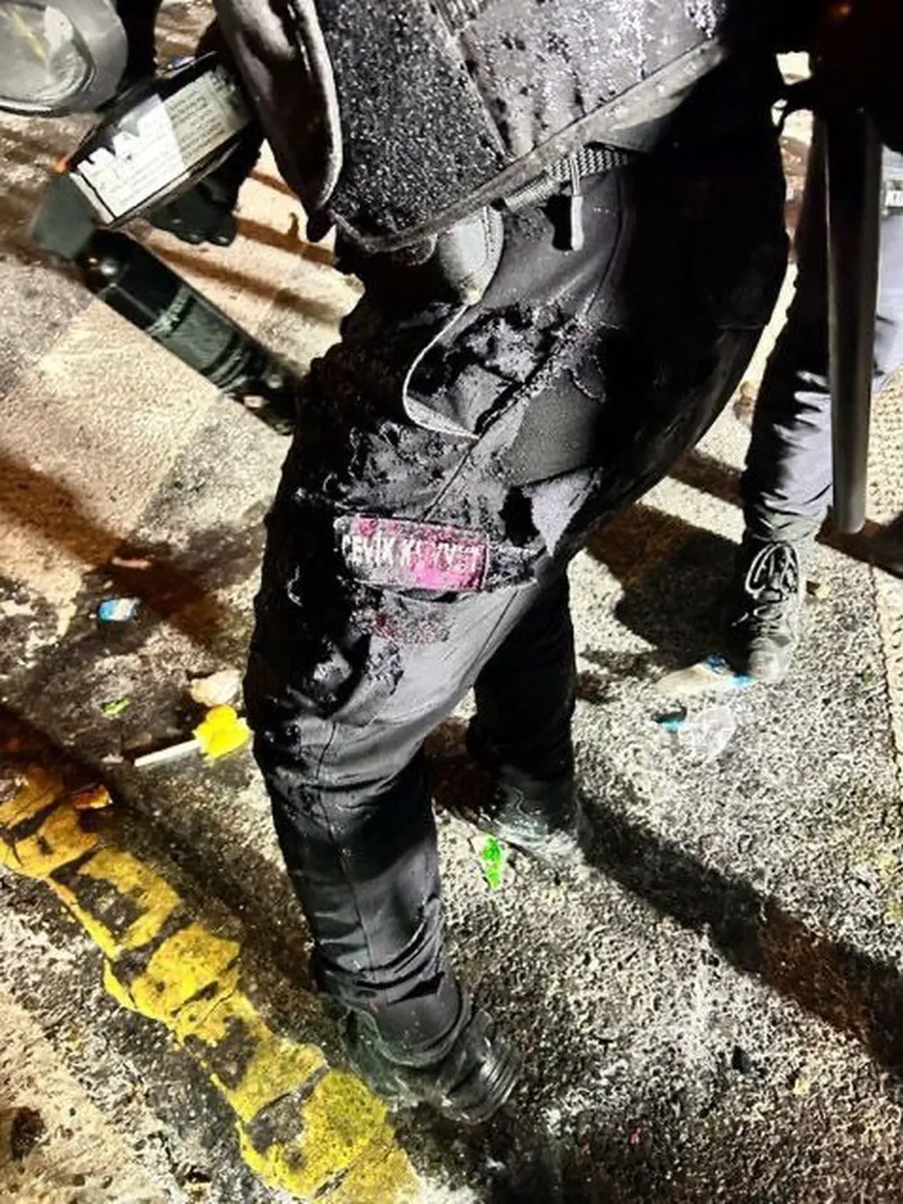 Saraçhane'de polise asitli saldırı! Polis yaralandı, üniforması eridi