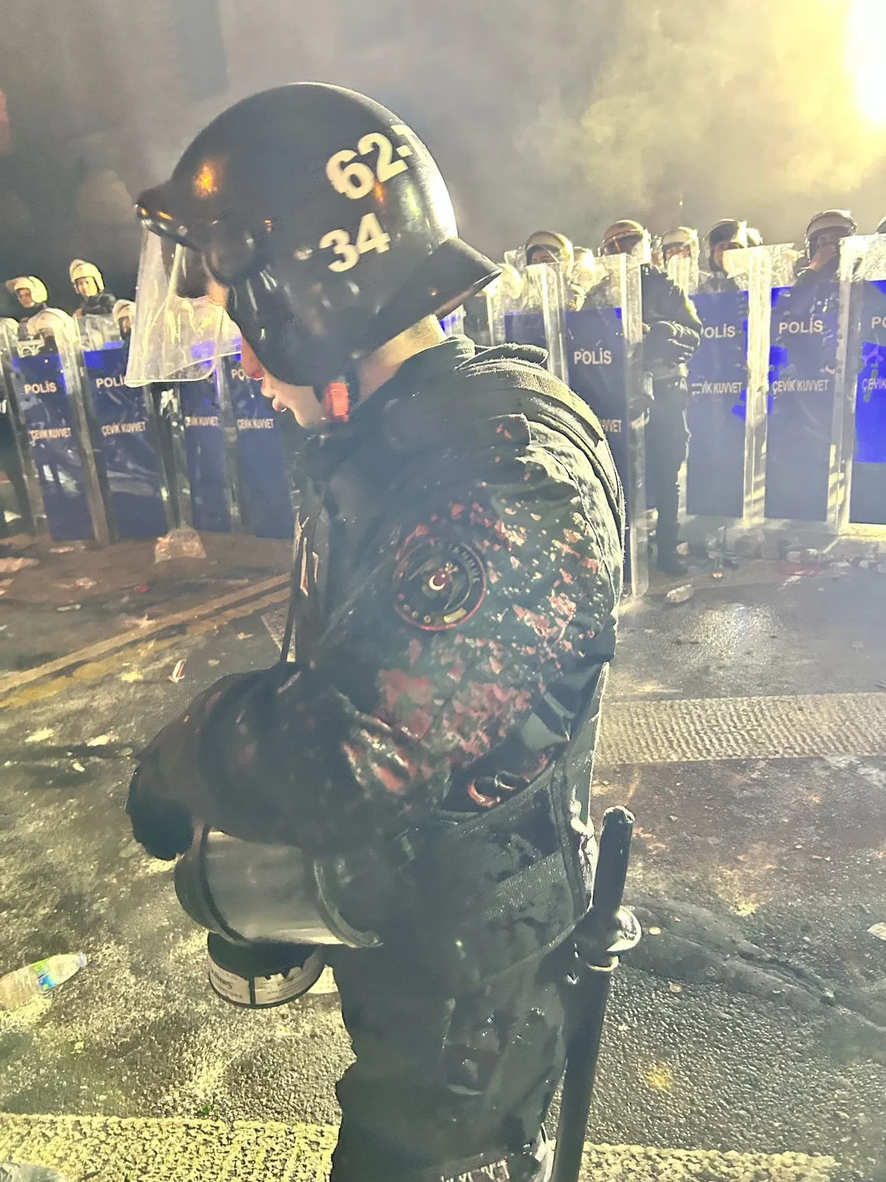 Saraçhane'de polise asitli saldırı! Polis yaralandı, üniforması eridi