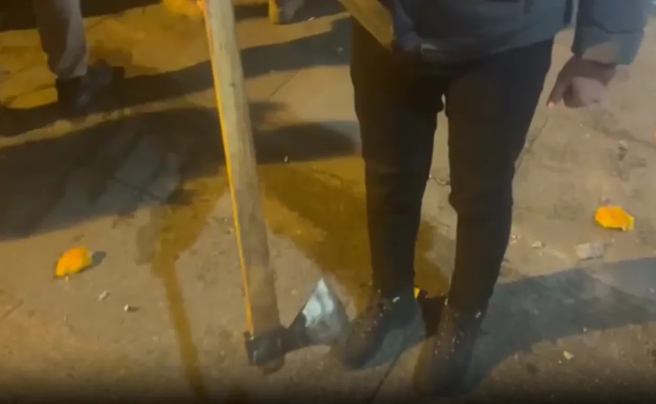 Saraçhane'de polise asitli saldırı! Polis yaralandı, üniforması eridi