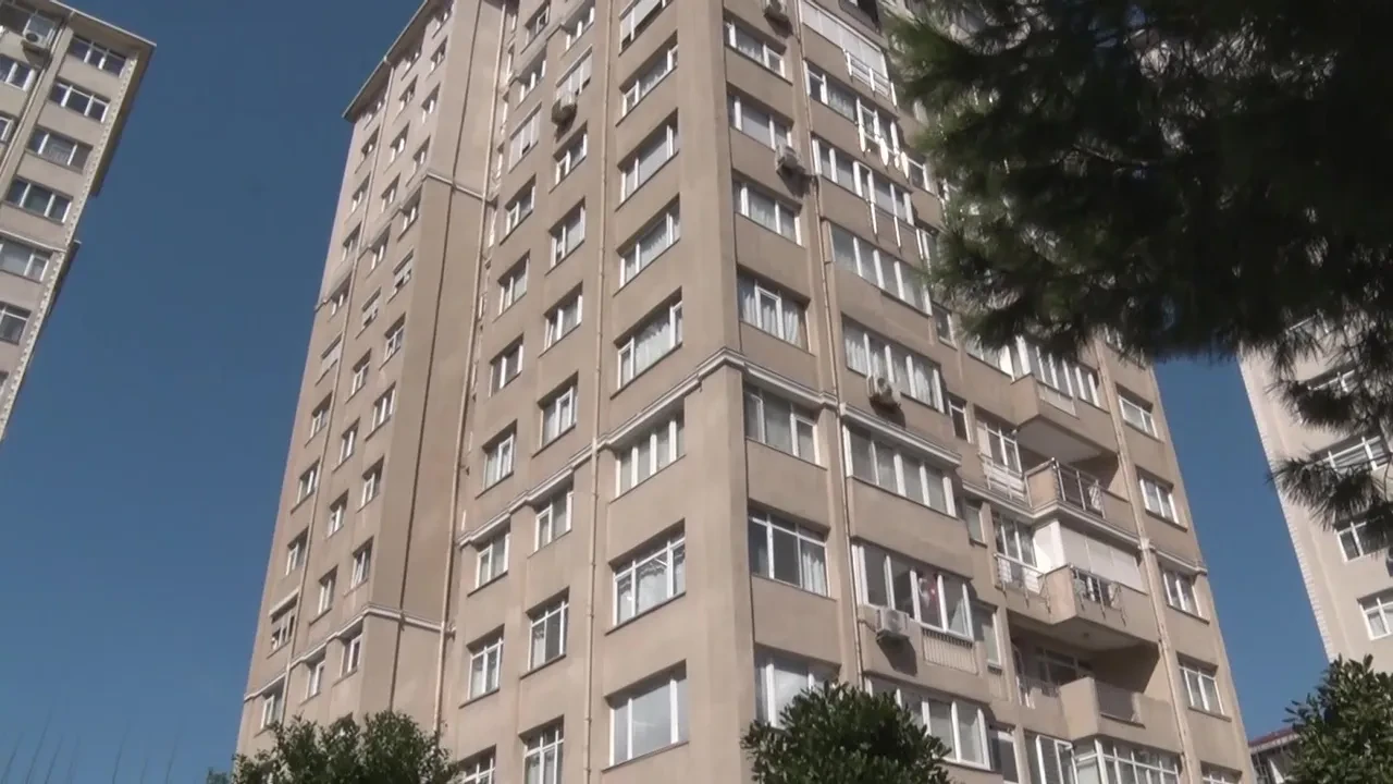 Bahşiş alamayan davulcu tuvaletini yaptı! İftar saati apartman sakinleri şoke oldu