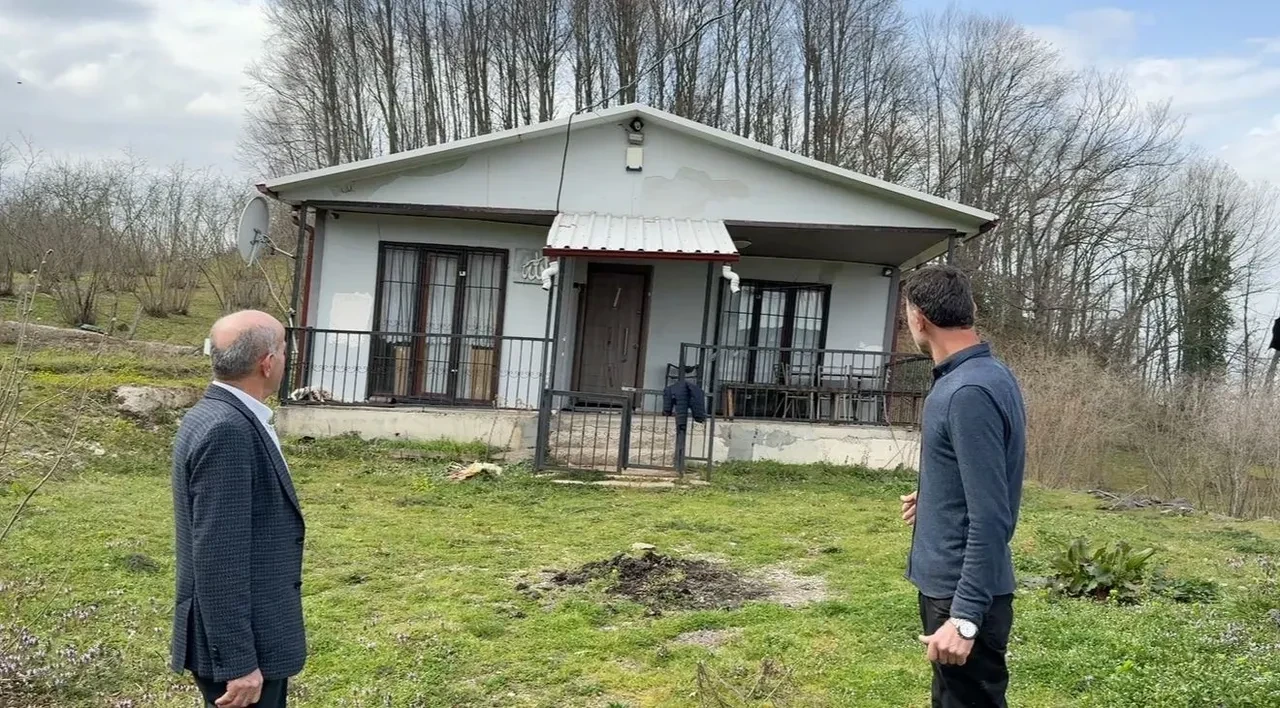 Bir mahallede tedirgin eden olay! Her şey yamuluyor, vatandaşlar terk ediyor: Deprem olsa kurtulamayız!