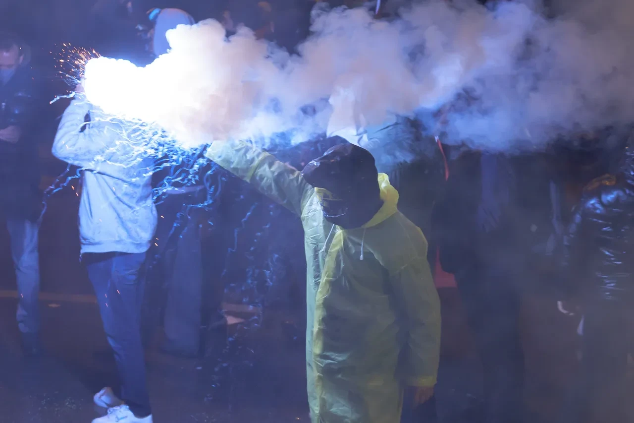 İzinsiz gösteride 5 polis yaralandı! Taş ve cam şişe fırlattılar