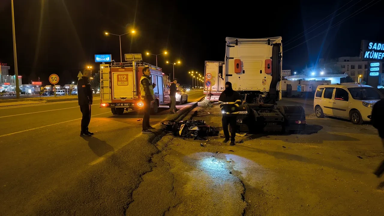 Kontrolsüz hız kazayı getirdi: Motosiklet tıra saplandı