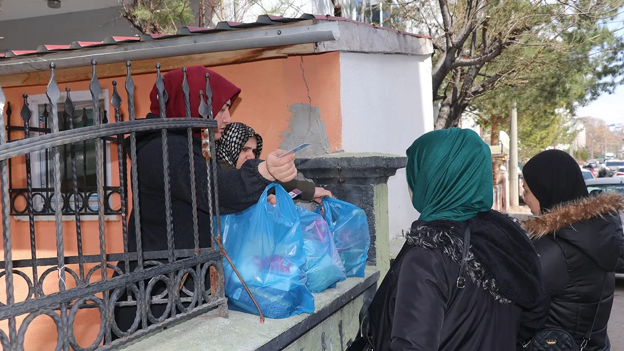 Bu bakkalda para yerine dua istiyorlar!