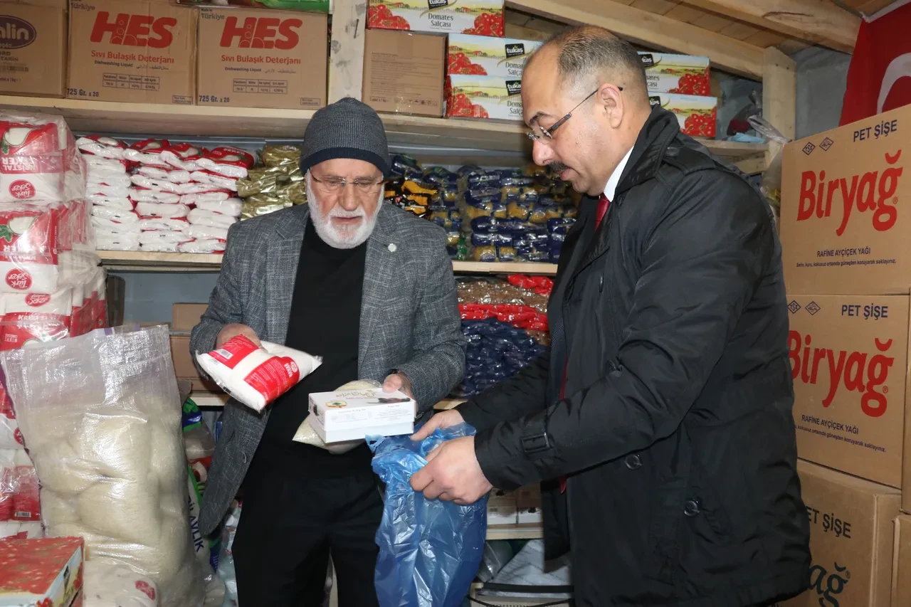 Bu bakkalda para yerine dua istiyorlar!