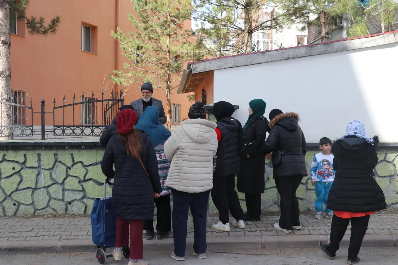 Bu bakkalda para yerine dua istiyorlar!
