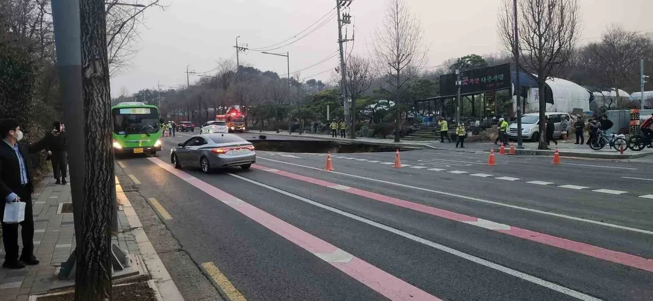 Güney Kore'deki bir anda oluşan dev çukur motosikleti yuttu: 1 kayıp, 1 yaralı