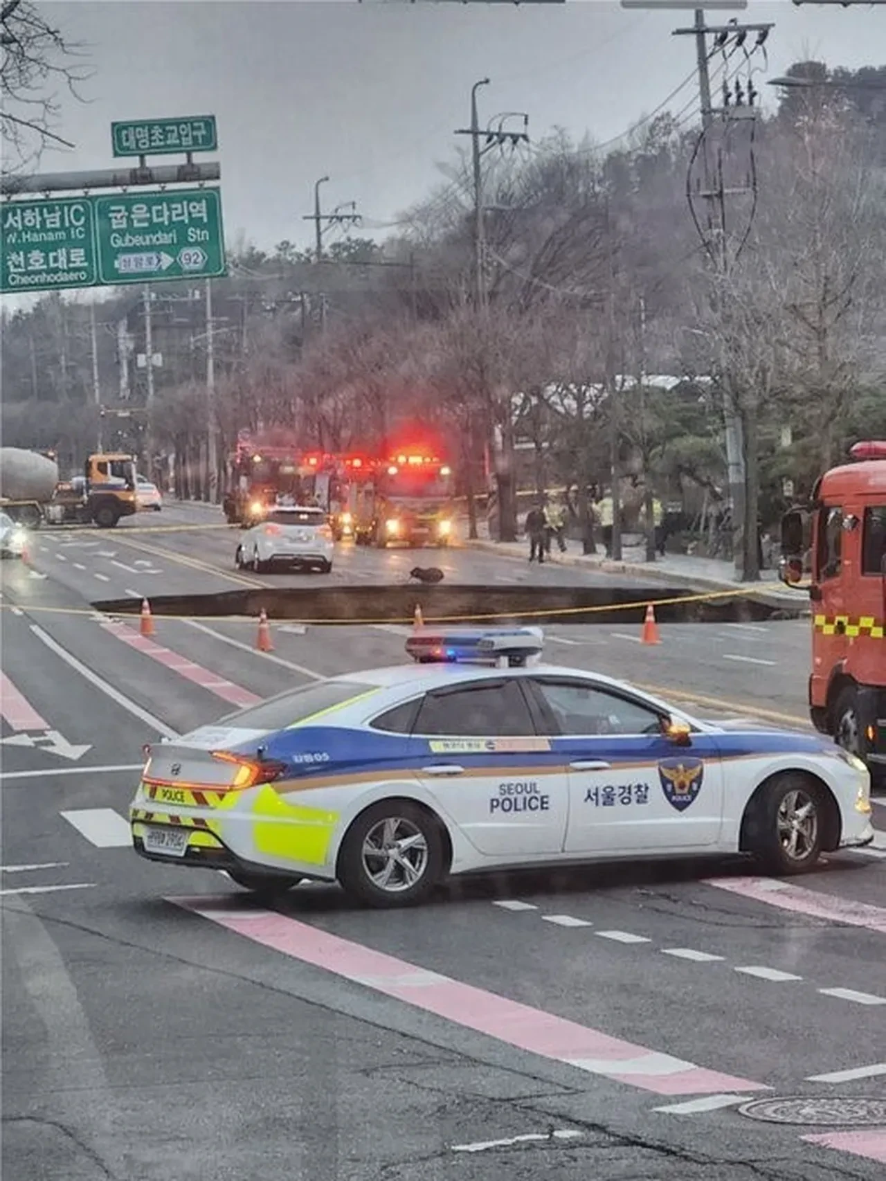 Güney Kore'deki bir anda oluşan dev çukur motosikleti yuttu: 1 kayıp, 1 yaralı
