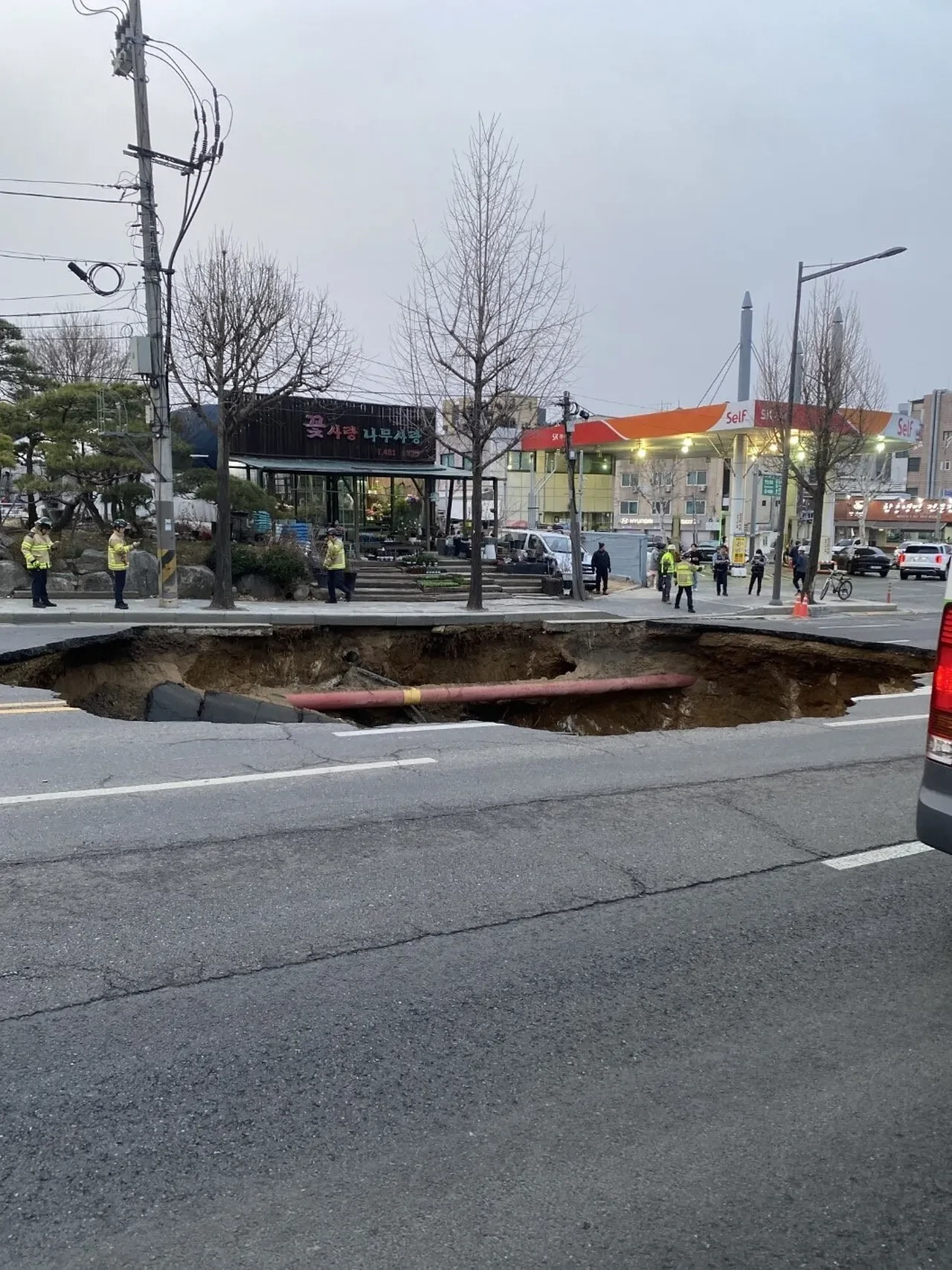 Güney Kore'deki bir anda oluşan dev çukur motosikleti yuttu: 1 kayıp, 1 yaralı