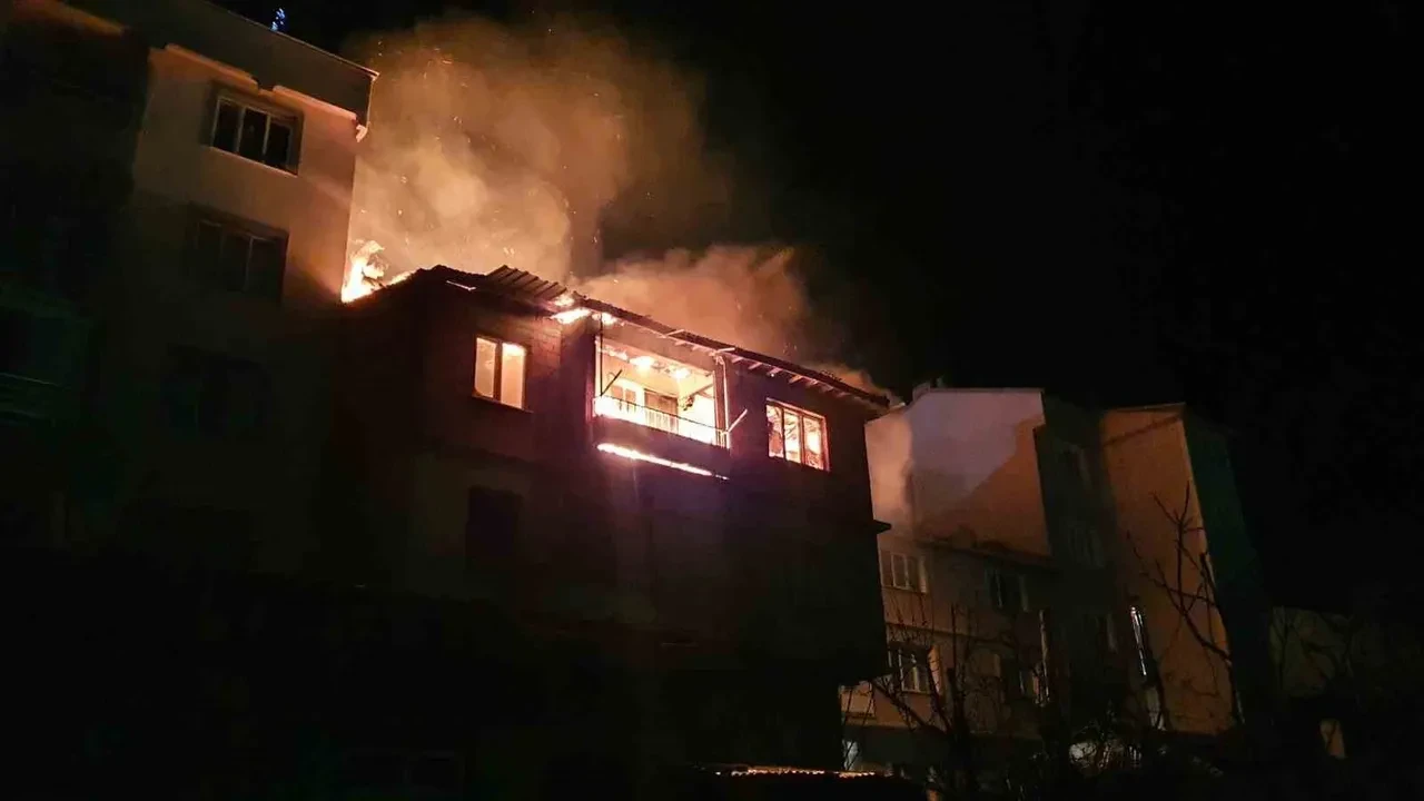 Manisa'da 3 katlı evde yangın! Ekipler seferber oldu