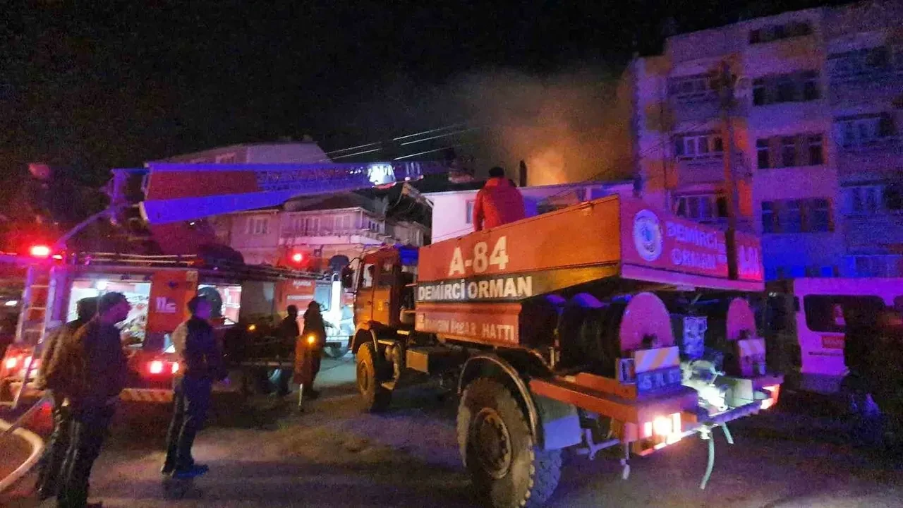 Manisa'da 3 katlı evde yangın! Ekipler seferber oldu