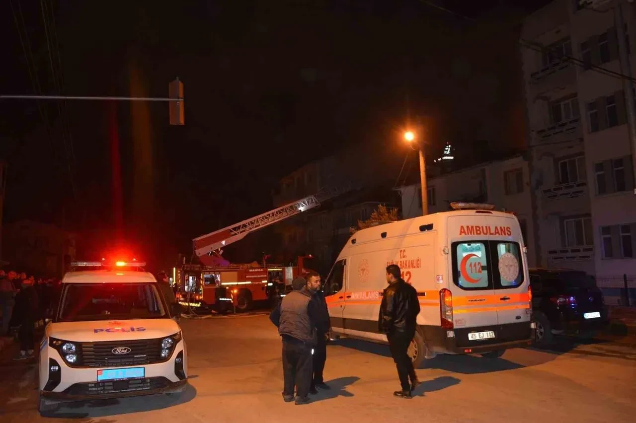 Manisa'da 3 katlı evde yangın! Ekipler seferber oldu