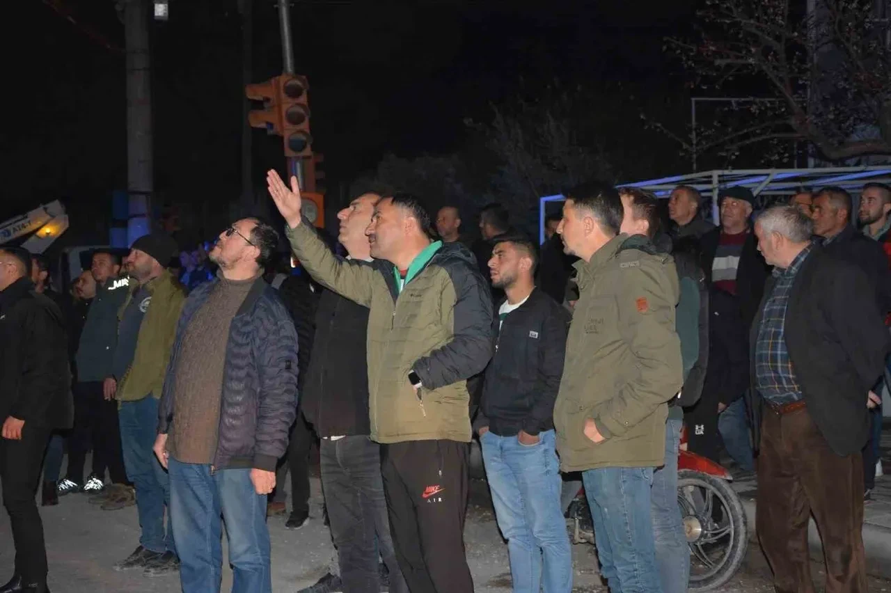 Manisa'da 3 katlı evde yangın! Ekipler seferber oldu