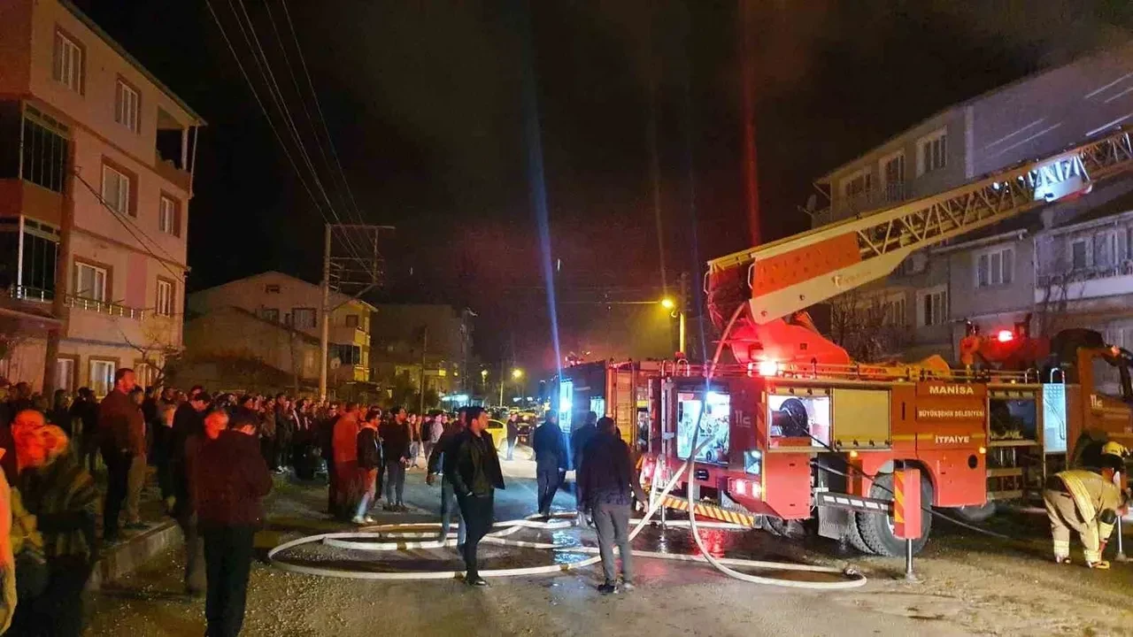 Manisa'da 3 katlı evde yangın! Ekipler seferber oldu
