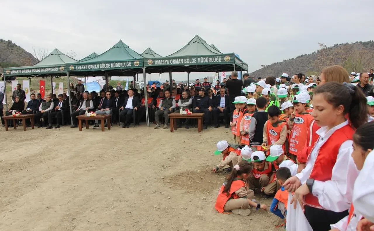 Amasya'da protokol ayıbı! Görevliler koltukta, öğrenciler ayakta