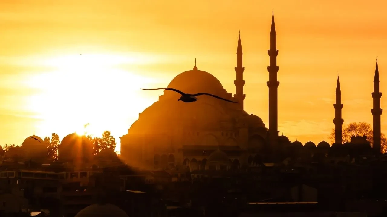 Anneye, kayınvalideye en güzel ayetli Kadir Gecesi mesajları ilgi gördü! Sevgiliye, eşe ve arkadaşa dualı Kadir Gecesi sözleri 2025