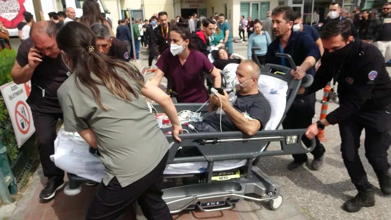 Antalya'da hastane acil servisinde yangın! Bazı hastalar çatıda mahsur kaldı