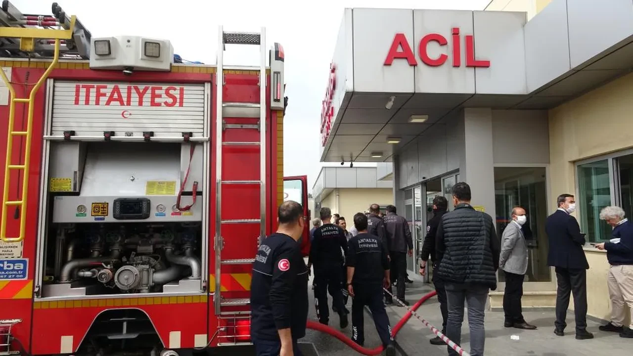 Antalya'da hastane acil servisinde yangın! Bazı hastalar çatıda mahsur kaldı