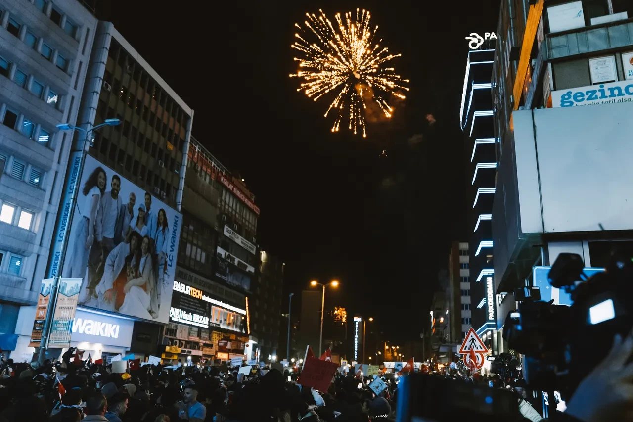 Başkentte izinsiz gösteriye müdahale eden 1 polis yaralandı