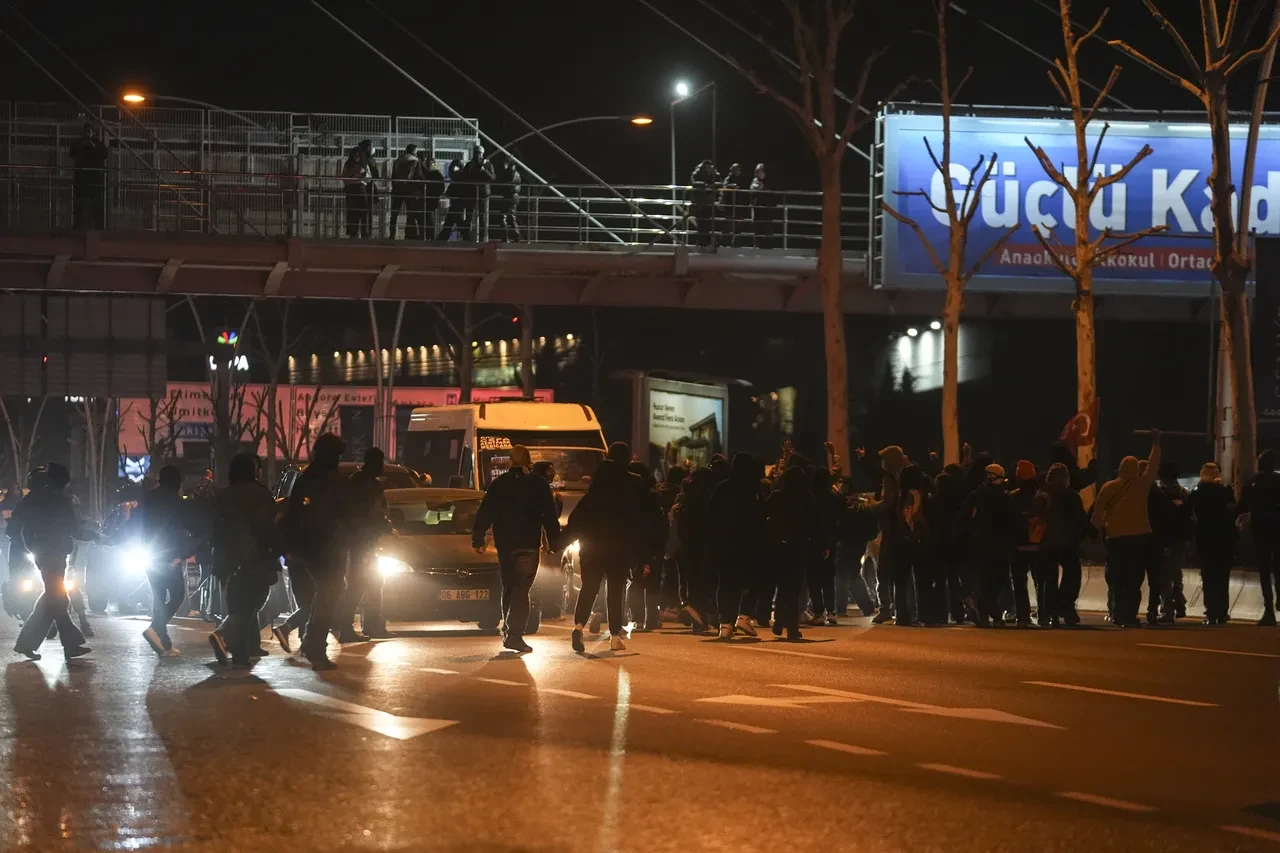 Başkentte izinsiz gösteriye müdahale eden 1 polis yaralandı