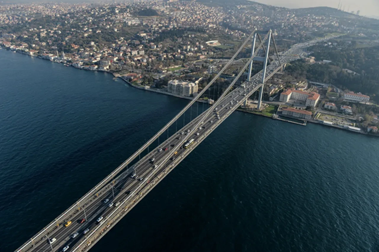 Bayramda otoyollar ücretsiz mi? 15 Temmuz Şehitler Köprüsü ve Fatih Sultan Mehmet Köprüsü'nün durumu gündemde