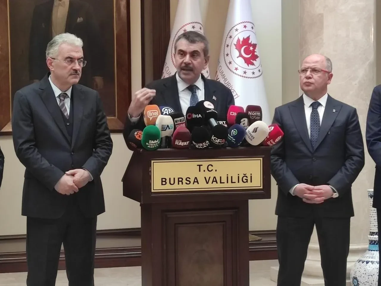 Eğitim-Sen grev kararı almıştı! Bakan Tekin'den öğretmenlere uyarı