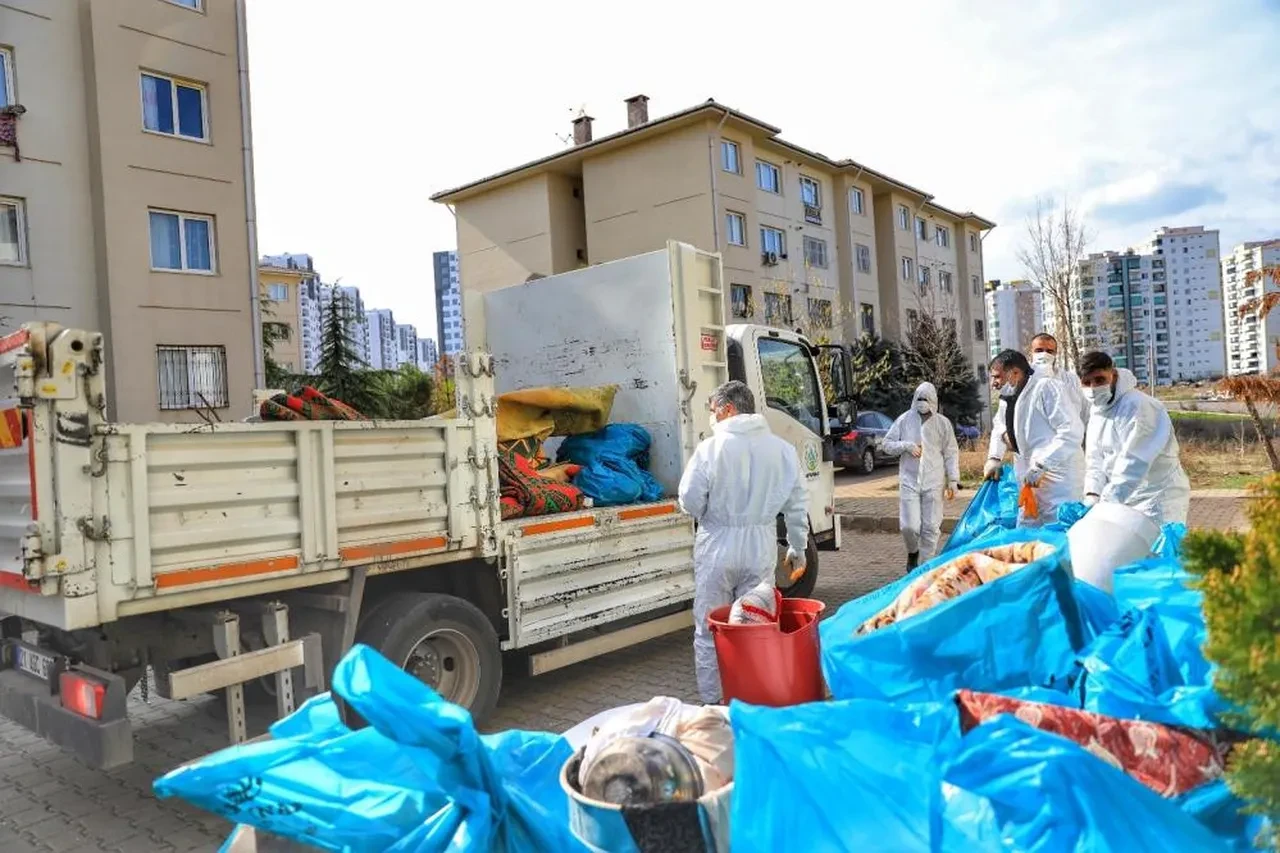 Ekipler kötü koku üzerine gittikleri evde şoka uğradı! Bir kamyon dolusu