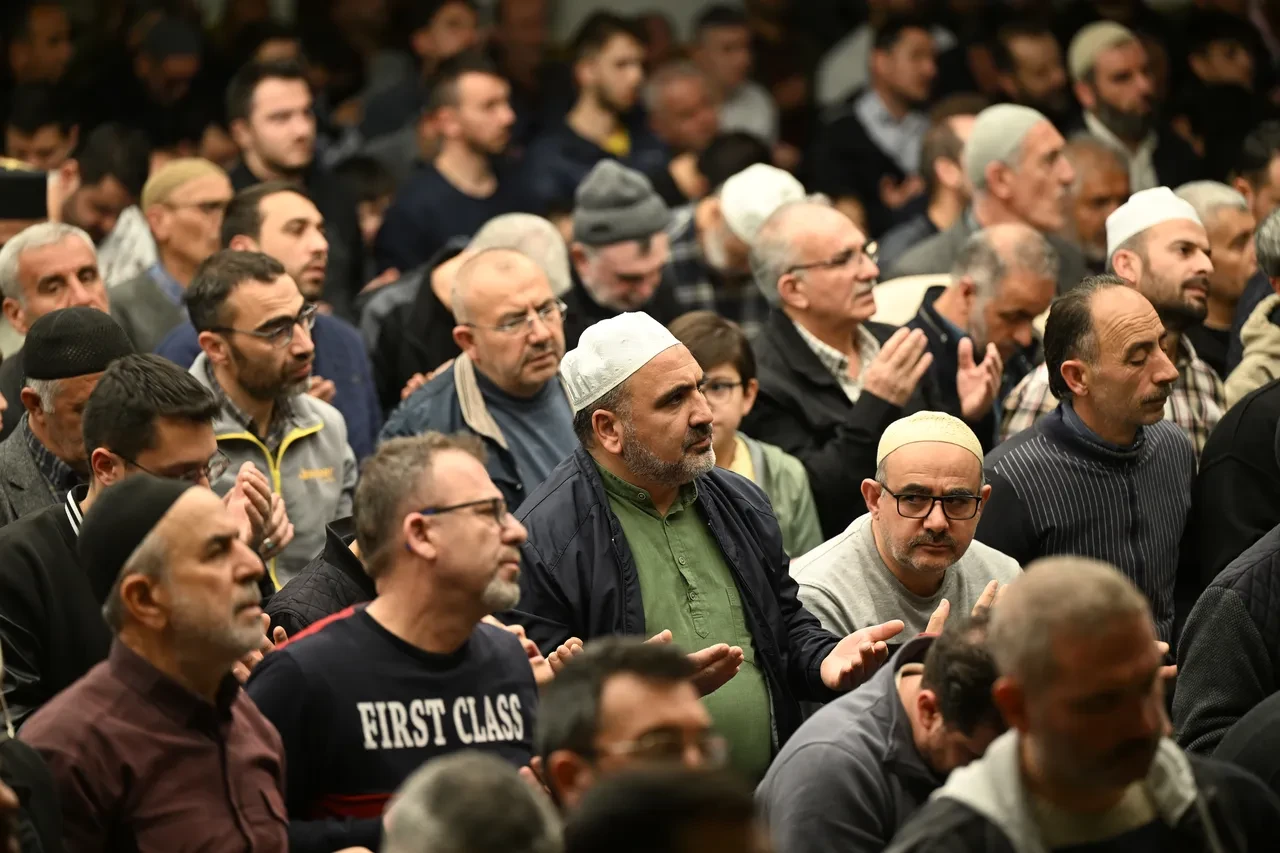 Kadir Gecesi'nde camiler doldu taştı: Eller semaya yükseldi