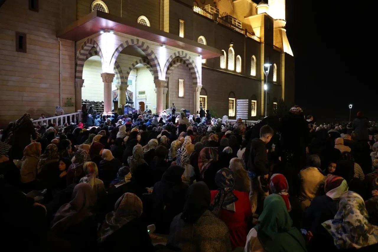 Kadir Gecesi'nde camiler doldu taştı: Eller semaya yükseldi