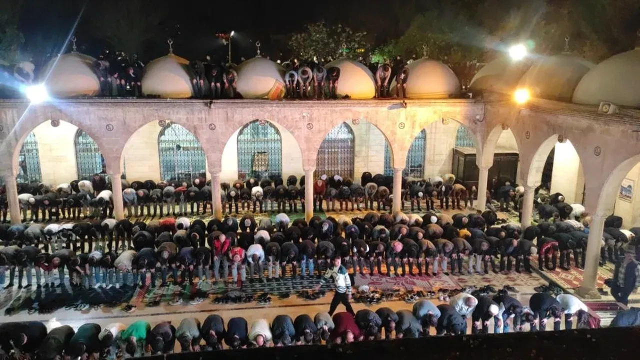Kadir Gecesi'nde camiler doldu taştı: Eller semaya yükseldi