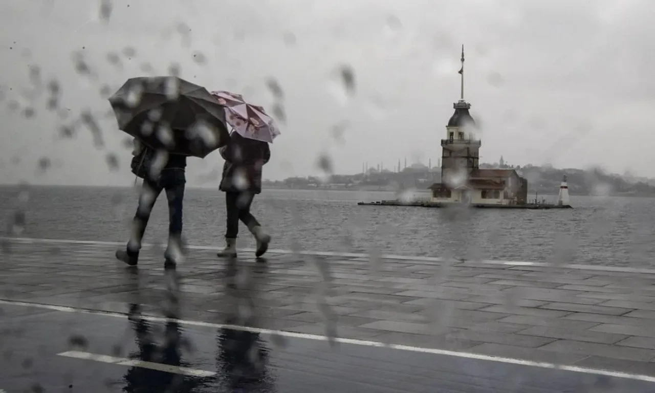 Meteoroloji ve AKOM'dan yeni uyarı! Güneşe ve sıcaklıklara aldanmayın: Gök gürültülü sağanak geliyor