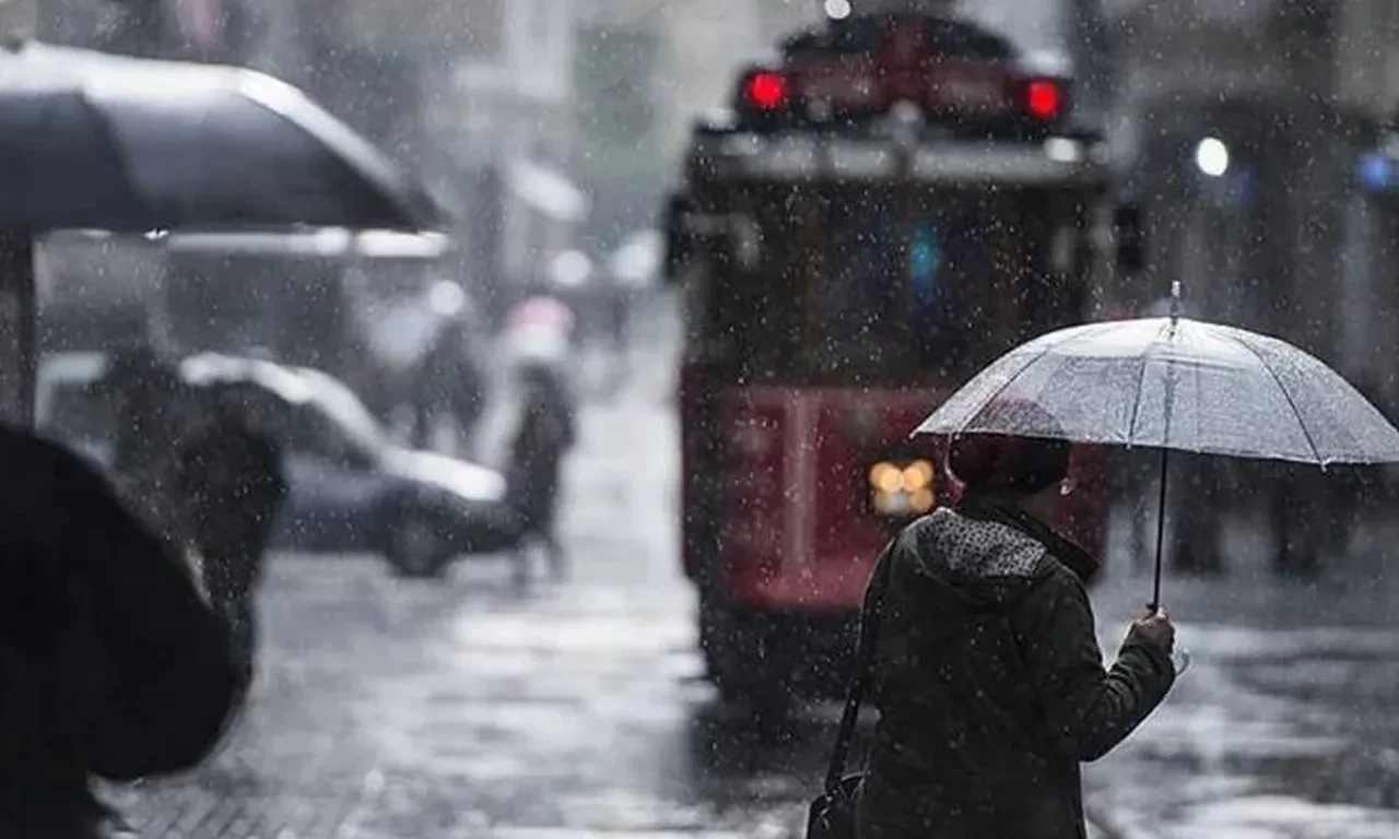 Meteoroloji ve AKOM'dan yeni uyarı! Güneşe ve sıcaklıklara aldanmayın: Gök gürültülü sağanak geliyor